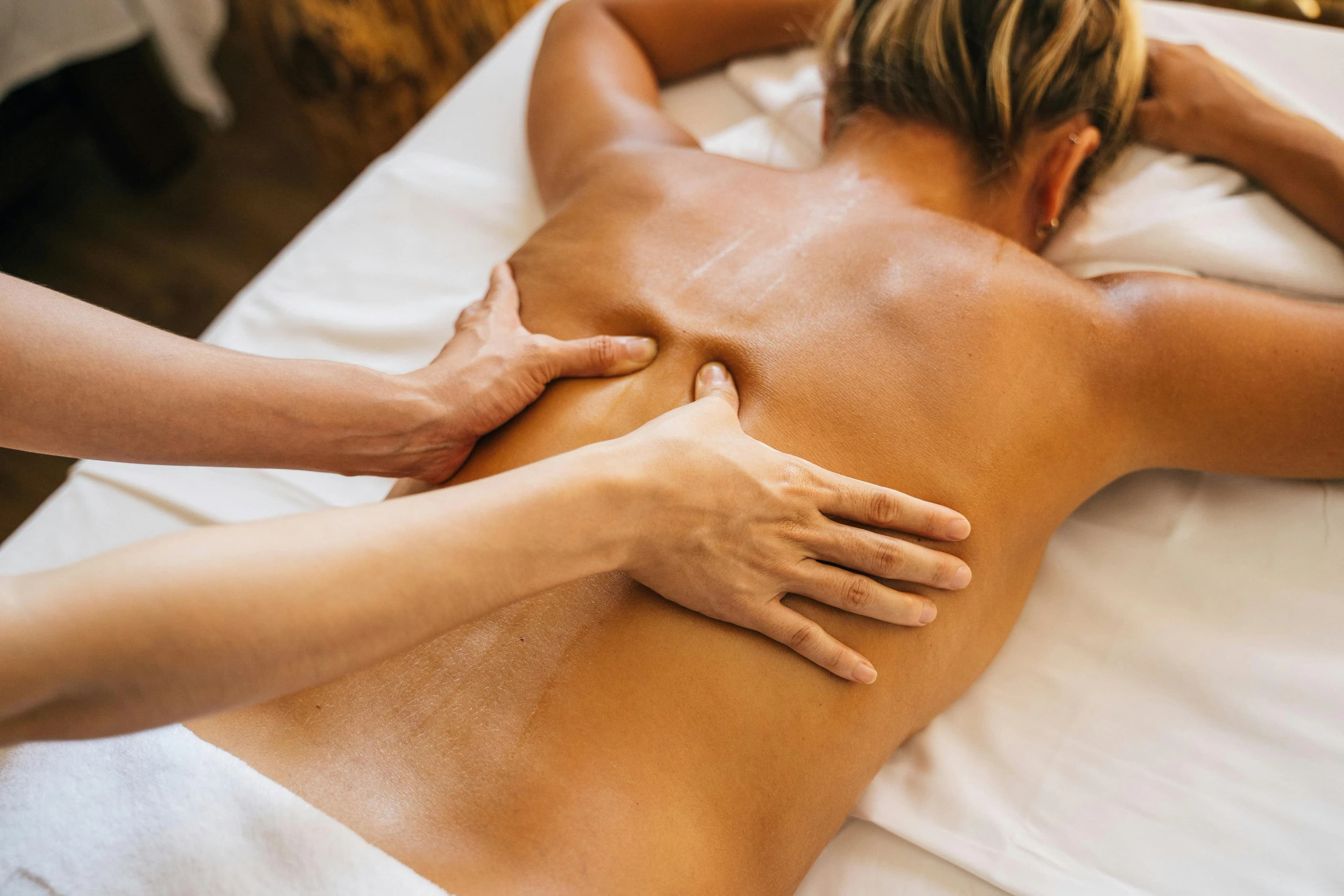 Klassisk massage – ryggmassage på massagebänk