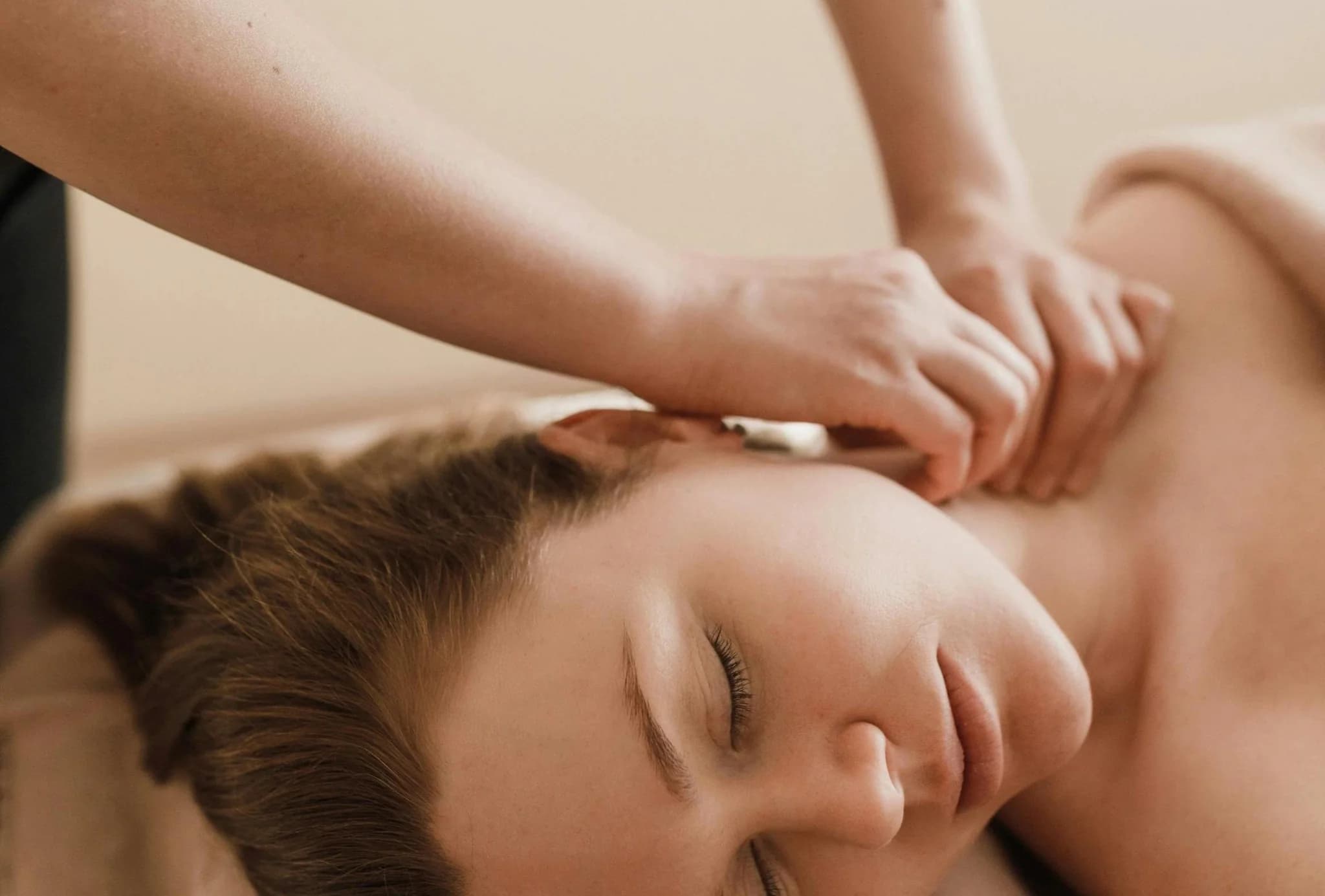 Fascia FaceLift – massage av nacke och axlar