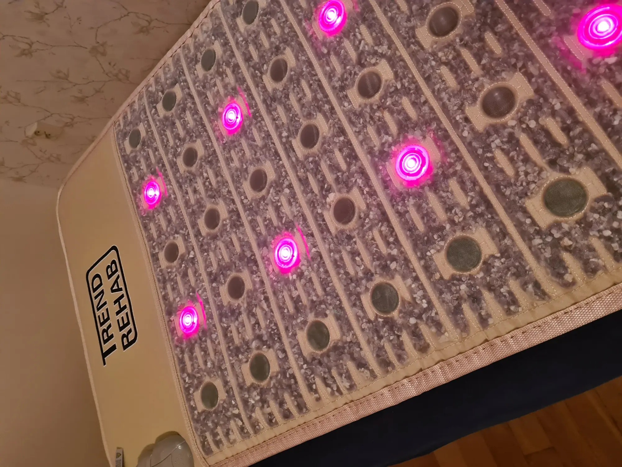 PEMF Inframadrass – värmemadrass med stenar och massageverktyg